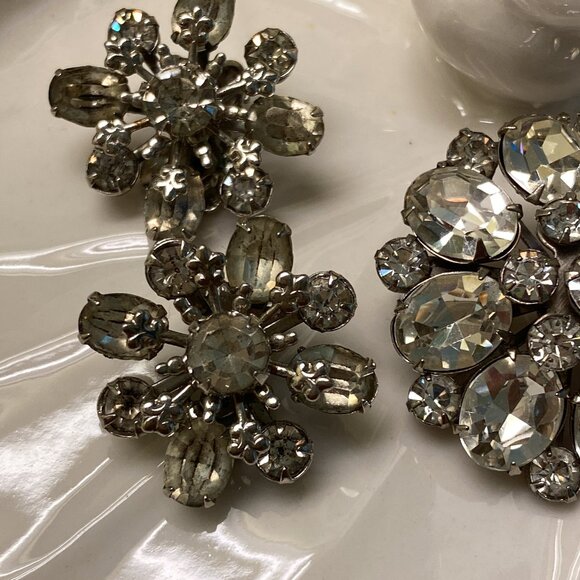 RHINESTONE MULTI-TIERED BROOCH & CLIP EARRINGS - Picture 5 of 8